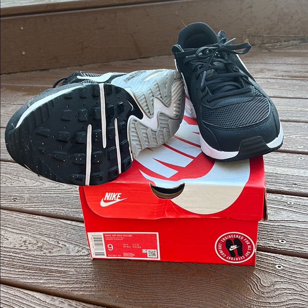 Nike Men Air Edge Excee Black and White Mesh Lace-Up Sneakers